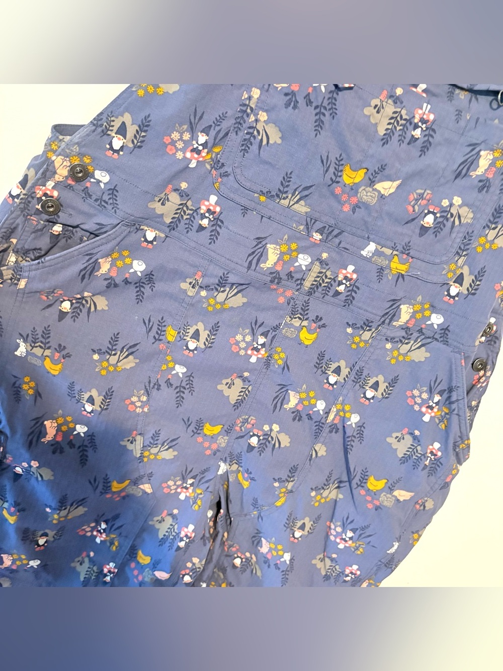 Duluth heirloom gardening short overalls in garden gnome print - Picture 6 of 7